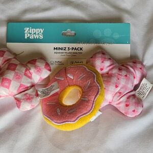 ZippyPaws Miniz 3-pack Valentines "X's & Doughs" Squeaky Dog Toy Set